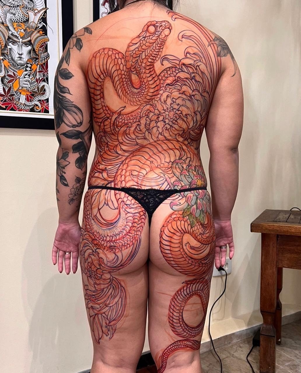 Freehand nas costas, traço à mão livre